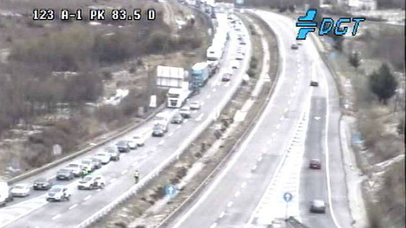 Un accidente múltiple causado por la nieve corta la circulación de la A-1 a su paso por Madrid y deja unos 40 heridos