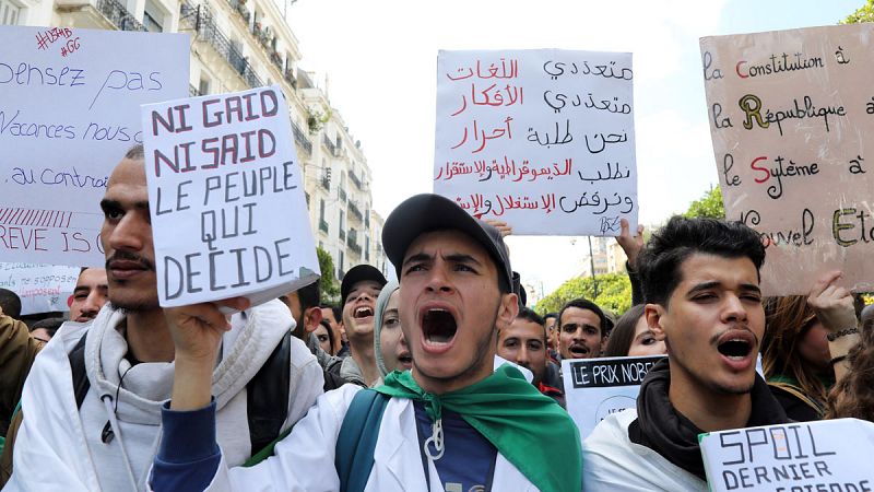 Los argelinos mantienen las protestas pese a la dimisión de Bouteflika para exigir también la caída de la "mafia del poder"