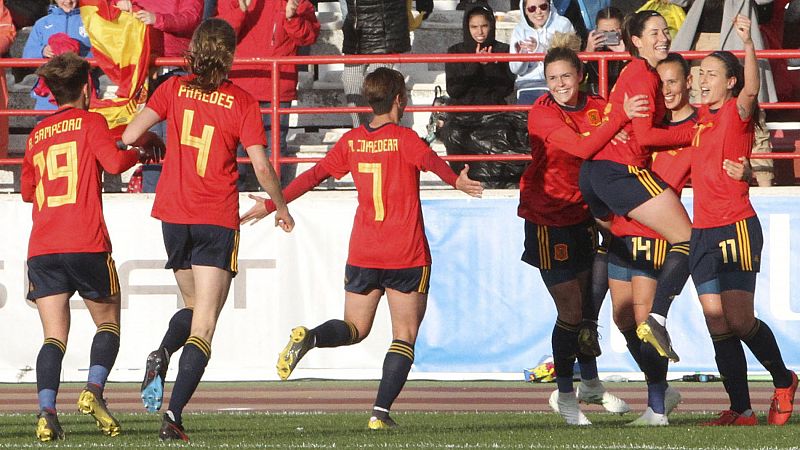 La selección española femenina de fútbol rompe otro techo remontando a Brasil