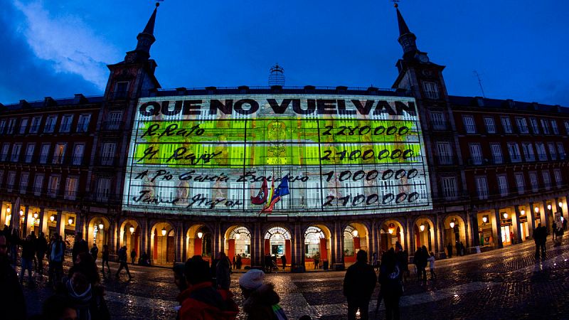Podemos proyecta imágenes de los "papeles de Bárcenas" en la Plaza Mayor de Madrid