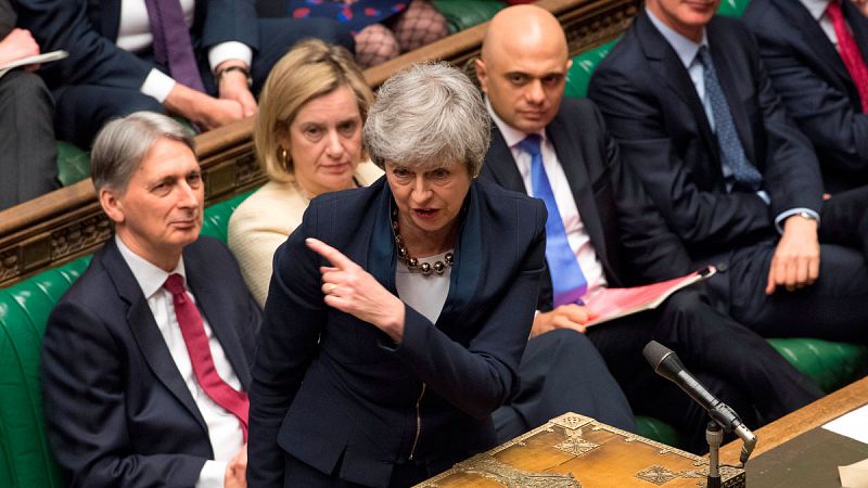 May defiende que un pacto con la oposición es "el único modo de materializar el 'Brexit'"