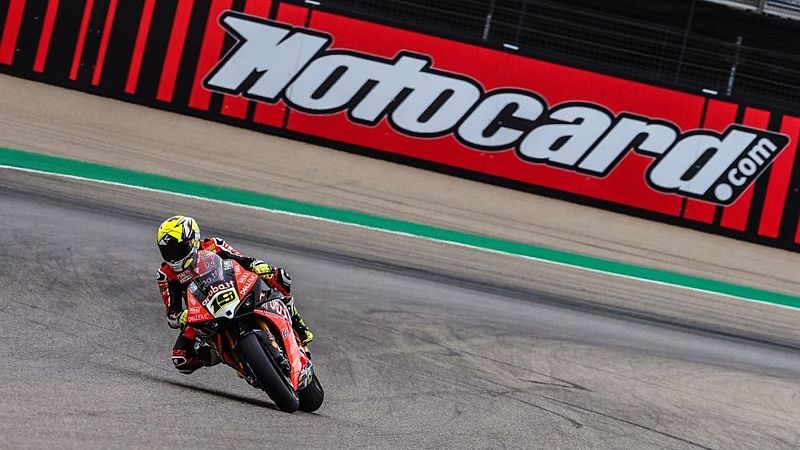 Álvaro Bautista sigue imponiendo su ley carrera tras carrera