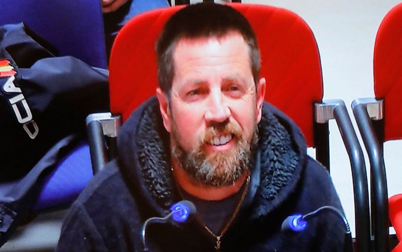 El Chicle asegura que forcejeó con la joven de Boiro para robarle el móvil y que no intentó raptarla