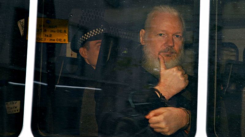 Julian Assange es detenido por la policía británica tras retirarle Ecuador el asilo y solicitar EE.UU. su extradición