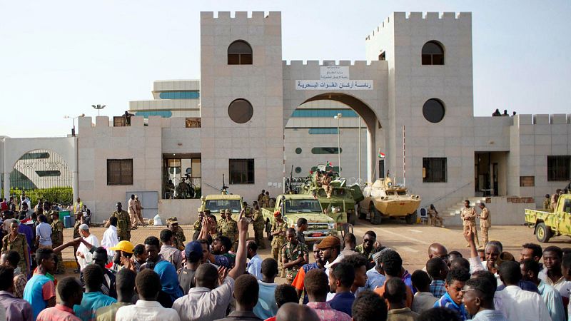 La junta militar sudanesa promete un Gobierno civil pero no convence a la calle