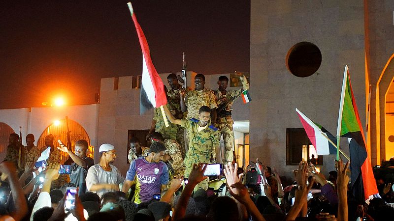 Dimite el líder de la junta militar 24 horas después de jurar su cargo en medio de las protestas civiles