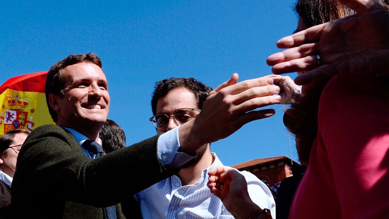 Casado pasa al cuerpo a cuerpo con Cs y Vox y les acusa de "vender humo" y estar llenos de "tránsfugas"