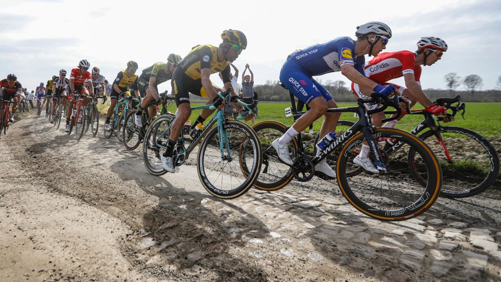 Espectáculo y emoción en una nueva edición de la París-Roubaix | Ver