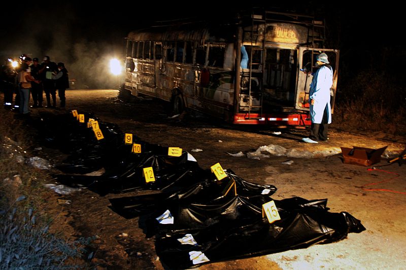 Mueren 16 personas en el incendio de un autobús en Guatemala