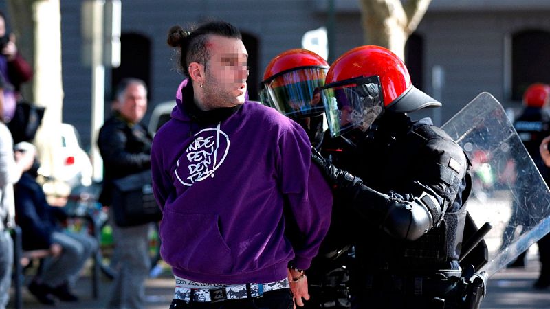Cargas policiales y cinco detenidos en una protesta contra Vox en Bilbao