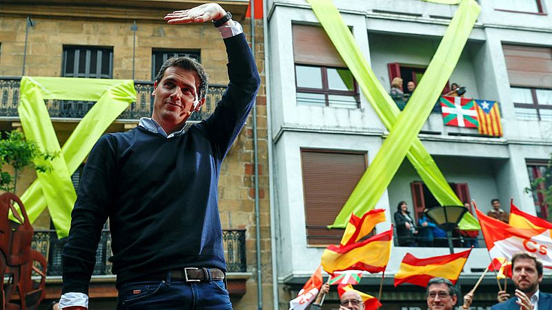 Rivera arremete contra los nacionalismos entre gritos de "fascista", caceroladas y smbolos independentistas