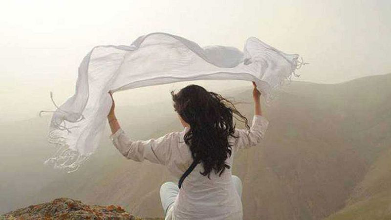 Condenada a un año de cárcel la mujer que inició la revolución contra el velo islámico en Irán