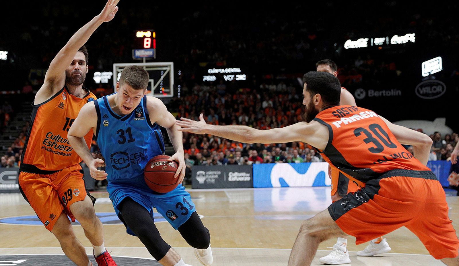 El Valencia Basket recibe al ALBA Berlín por segunda vez en menos de una semana, para disputar el tercer y último duelo de la eliminatoria final en la Eurocup, lo que supondrá conocer el nombre del campeón y quién jugará el próximo curso como recompe