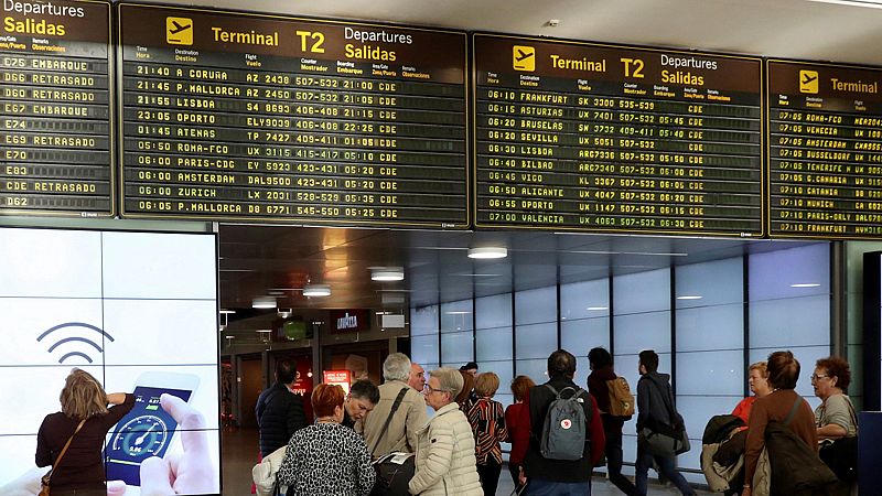El primer día de huelga de Air Nostrum obliga a cancelar 148 vuelos mientras continúan las negociaciones