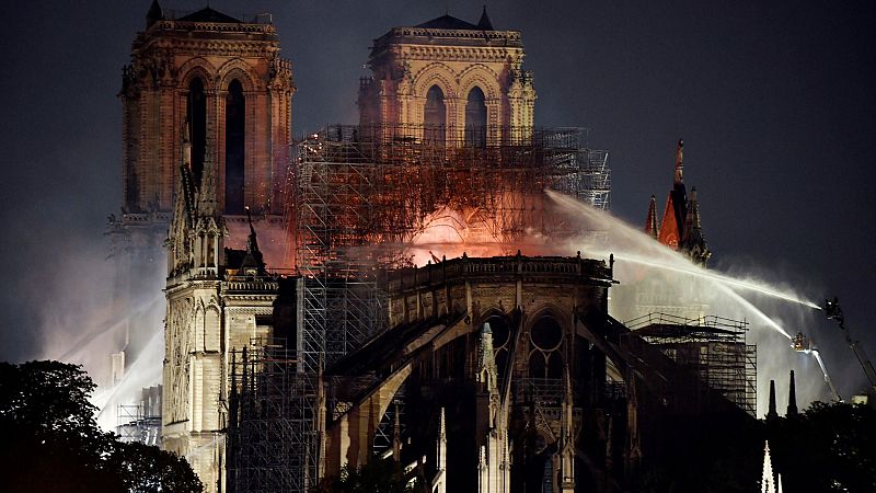 Arde Notre Dame: un incendio devora el corazón de París