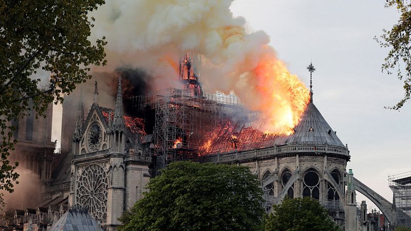 Un testigo del incendio de Notre Dame: "La gente está llorando y muy nerviosa "