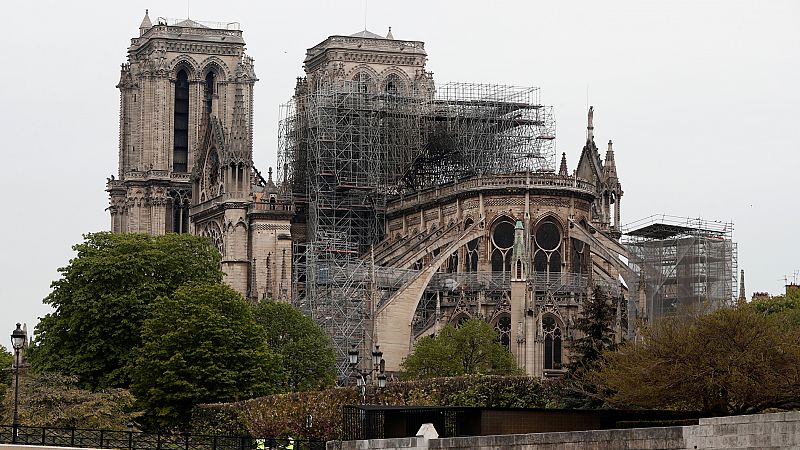 Los bomberos dan por extinguido el incendio en Notre Dame, tras consumir dos tercios de la techumbre