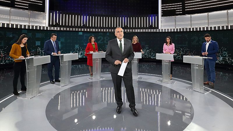Frente común de PP y Cs contra un PSOE que no da pistas sobre sus alianzas futuras en un tenso debate