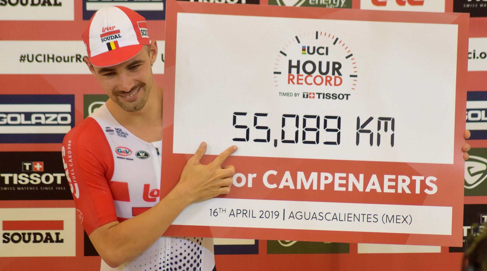 El ciclista belga Victor Campenaerts ha batido el récord de la hora al rodar 55,089 kilómetros en sesenta minutos en el velódromo de Aguascalientes (México).