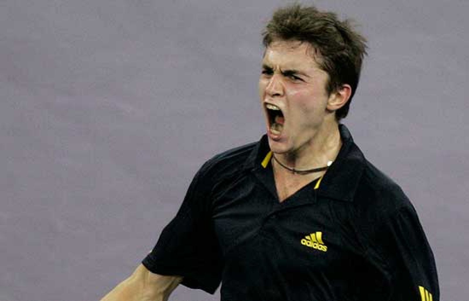 El número 9 del mundo, el francés Gilles Simon, se  ha convertido de nuevo en el verdugo del suizo Roger Federer. Simon ha remontado el partido y ha vencido en tres sets por 4-6, 6-4 y 6-3.