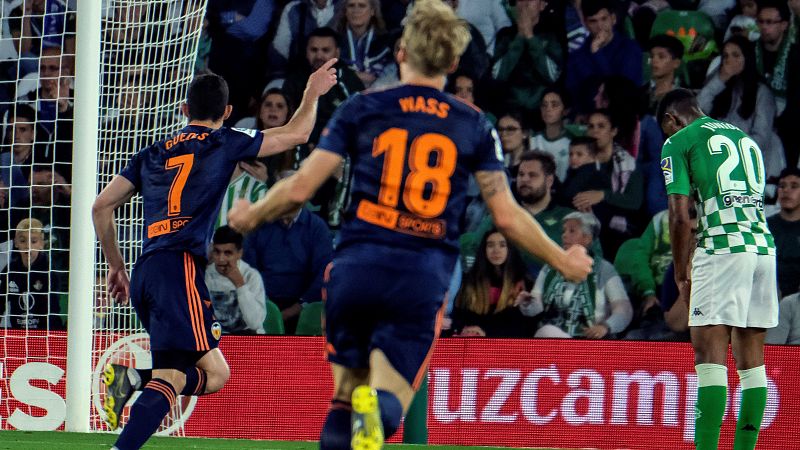 Dos zarpazos de Guedes dan el triunfo al Valencia ante el Betis