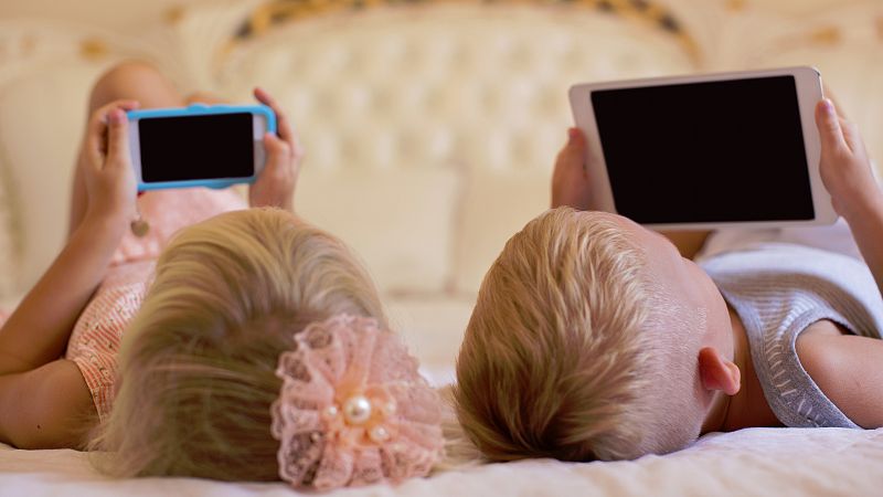 La OMS recomienda que los menores de cinco años no pasen más de una hora diaria ante pantallas electrónicas