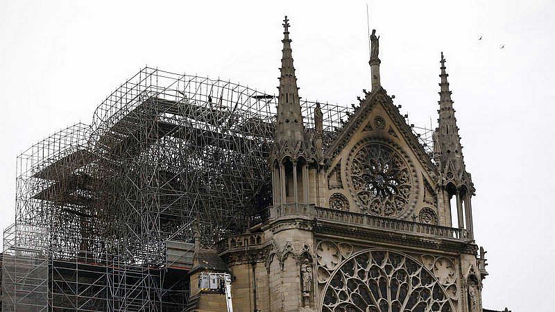 Los obreros que trabajaban en la cubierta de Notre Dame confiesan que se saltaron la prohibición de fumar