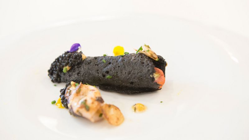 Rulo crujiente de arroz con chipirones en su tinta