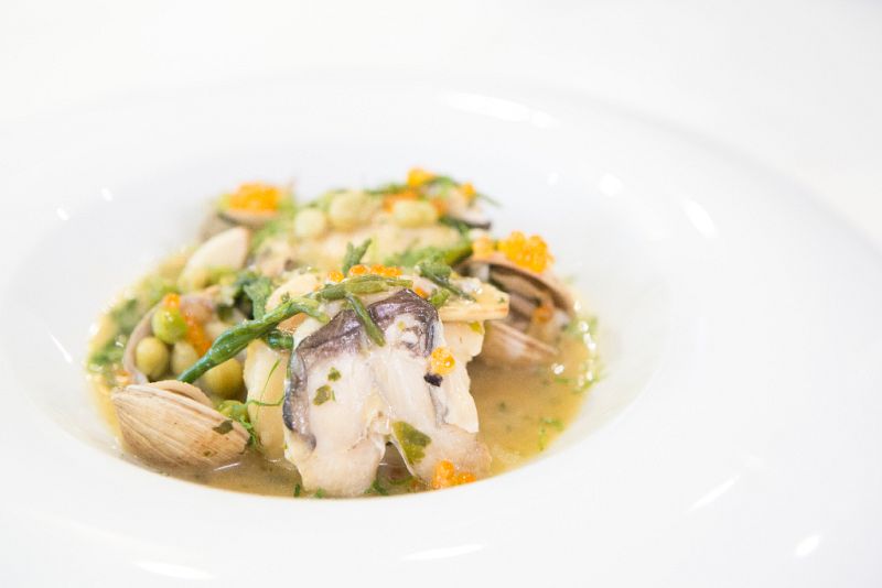 Merluza a la vasca con huevas de trucha