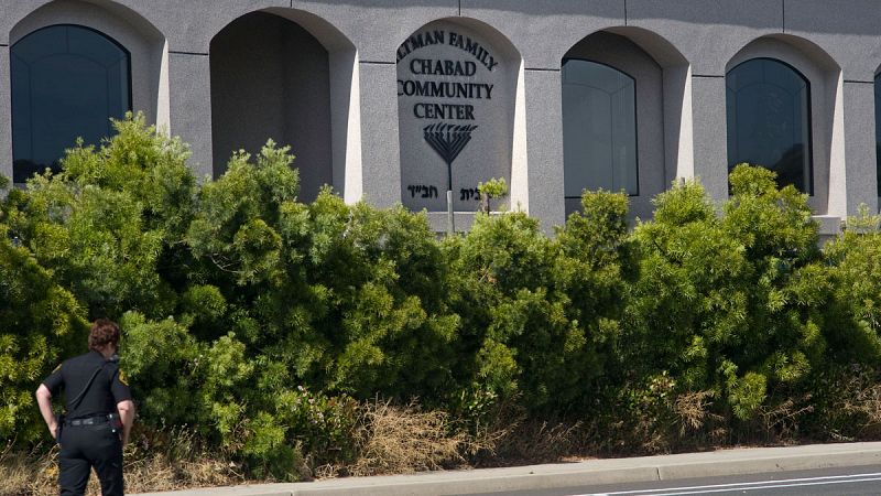 Un muerto y tres heridos tras un tiroteo en una sinagoga en California