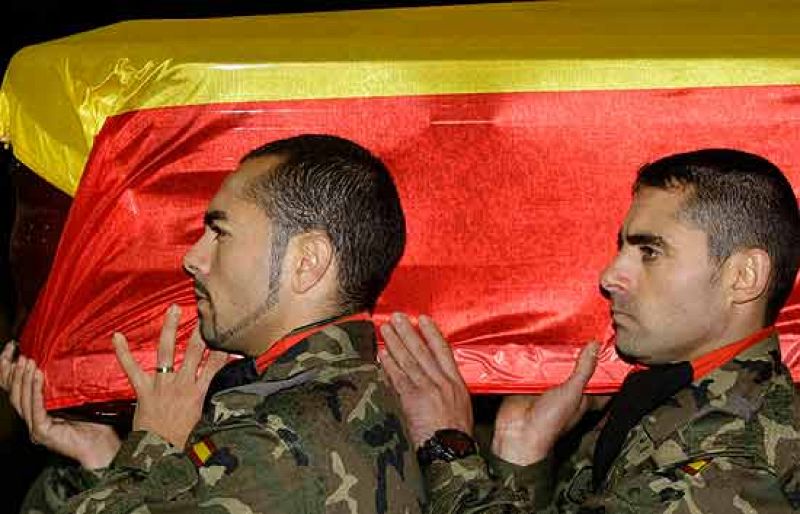 Los dos militares fallecidos en Afganistán llegan a España donde recibirán su último adiós