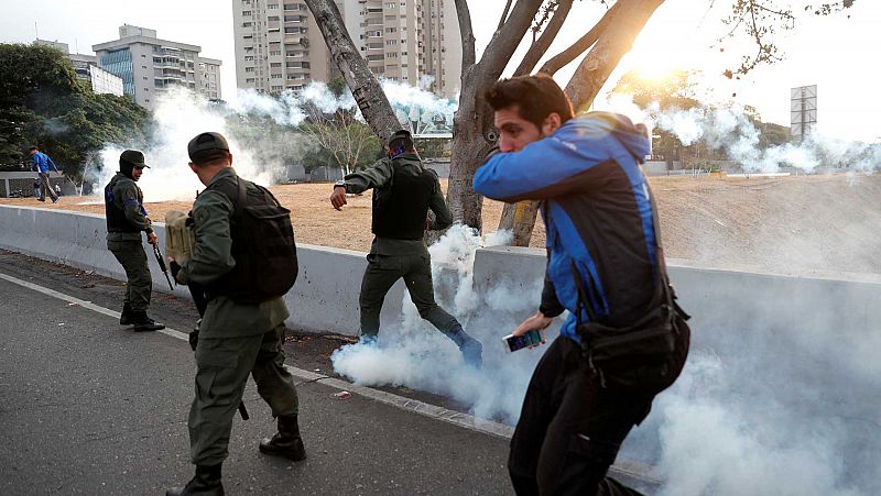 El Gobierno venezolano habla de golpe de Estado y moviliza a los chavistas para "defender la revolución"