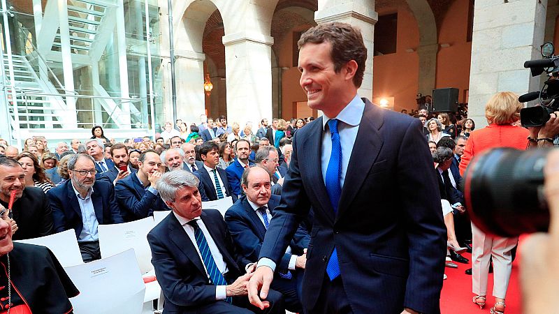 Casado evita saludar a Garrido y carga contra Ciudadanos: "Hay partidos que alientan el transfuguismo"