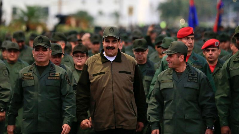 Maduro exhibe la lealtad de los militares y les pide desarmar a los "traidores" y "golpistas"