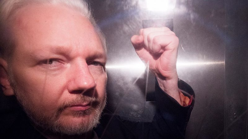Libertad con cargos para los cuatro acusados de una presunta extorsión a Julian Assange