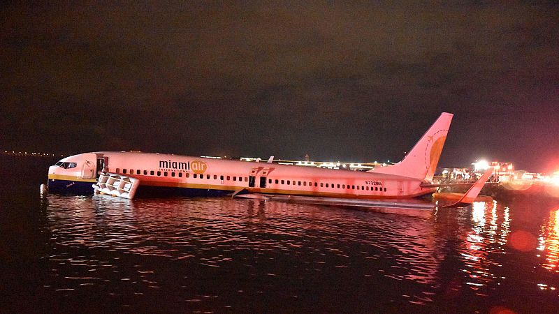 Un avión con 136 pasajeros a bordo se sale de la pista y acaba en un río en Florida