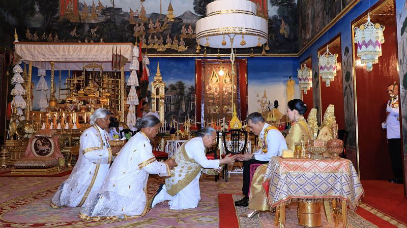 El rey Vajiralongkorn de Tailandia, coronado en una suntuosa ceremonia