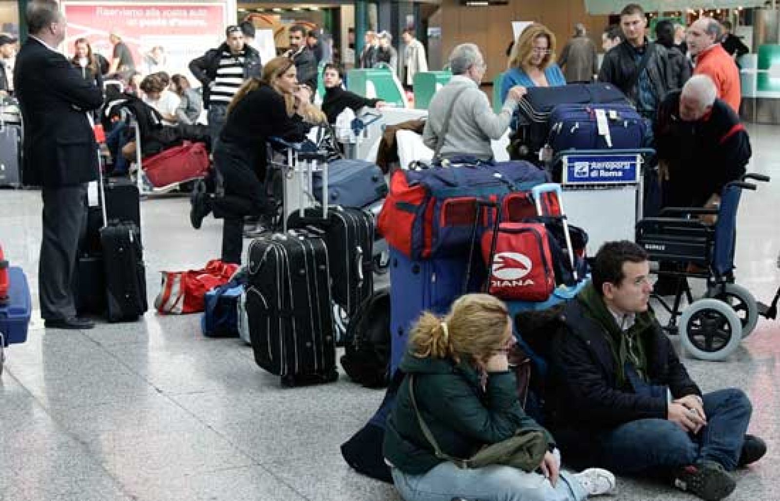 Caos en los aeropuertos de Roma por una huelga encubierta de Alitalia | Ver