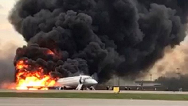 41 muertos al aterrizar envuelto en llamas un avión en el aeropuerto de Moscú
