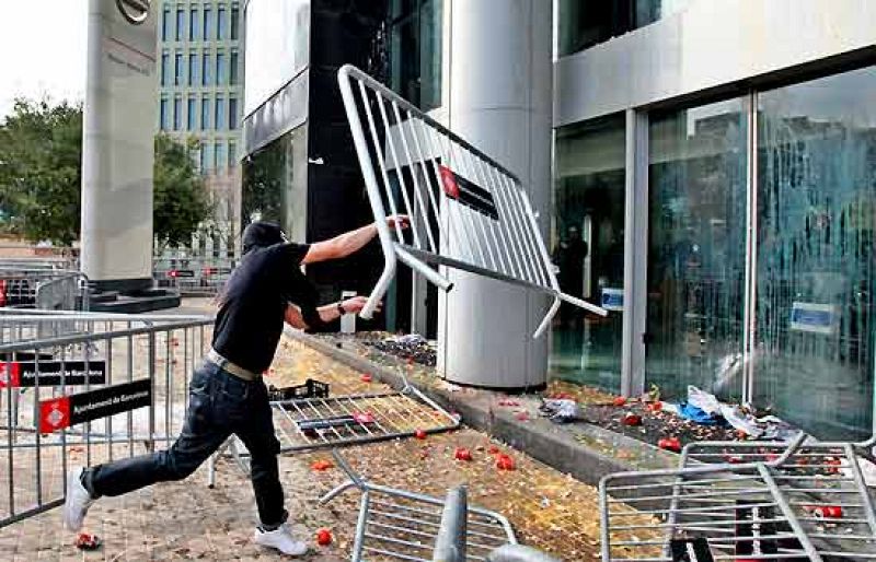 Los trabajadores de Nissan atacan la sede de la empresa con botellas, piedras y vallas