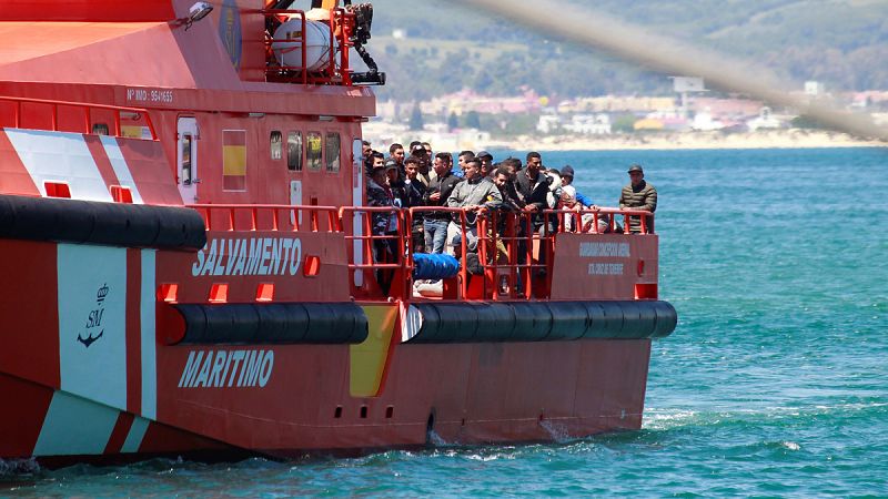 Una inmigrante muerta y un niño desaparecido tras volcar una patera ante una playa de Conil, en Cádiz