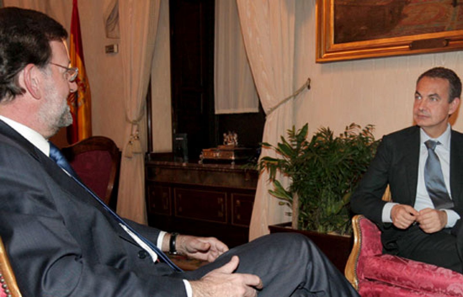 Zapatero y Rajoy se reúnen para preparar la cumbre anticrisis | Ver