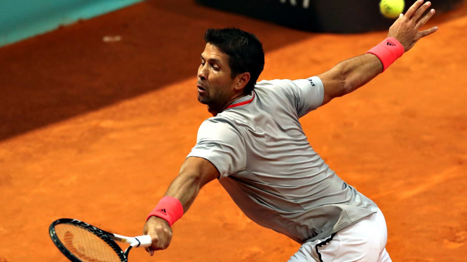 El griego Stefanos Tsitsipas mantuvo su nivel de juego con el que está brillando en las dos últimas semanas para vencer al español Fernando Verdasco por 6-3 y 6-4, y lograr por primera vez los cuartos de final del Mutua Madrid Open.