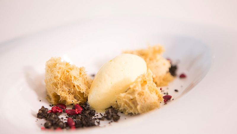 Helado de vainilla con bizcocho de vainilla y bourbon y tierra de aceitunas negras