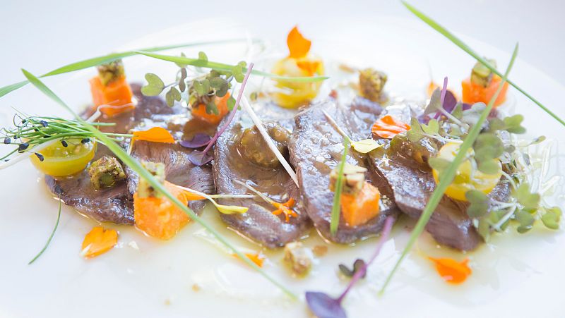 Ensalada de carrillera con vinagreta de pistachos