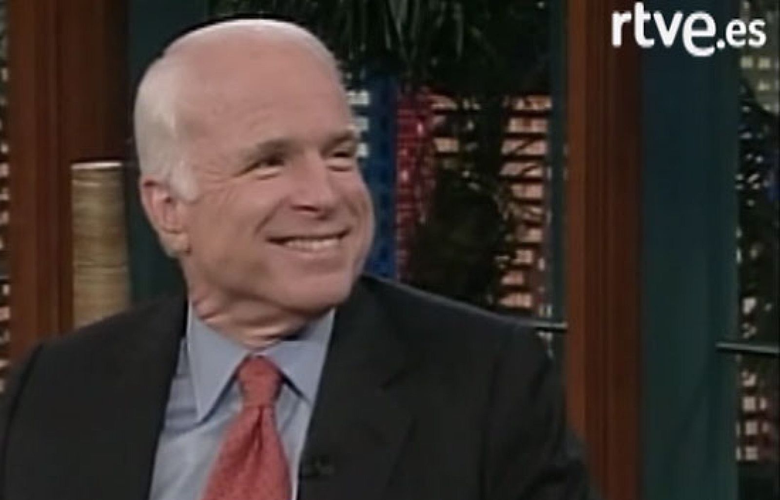 El senador por Arizona y candidato derrotado a la Casa Blanca, John McCain, ha bromeado sobre su derrota en el programa de Jay Leno en la NBC