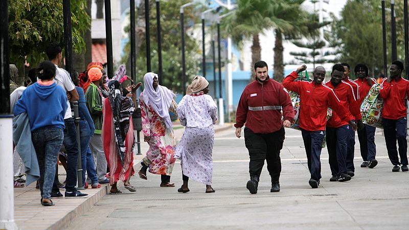 Medio centenar de inmigrantes consiguen entrar en España tras saltar la valla de Melilla