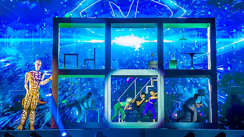 La puesta en escena de "La venda" se ajusta perfectamente a la sintonía de 'Aquí no hay quién viva'