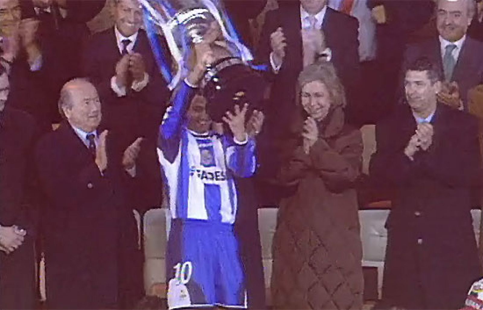 El Real Madrid lleva 15 años sin ganar la Copa del Rey. El conjunto blanco ya tiene experiencia en caer eliminado por un segunda B, fue ante el Toledo, por no hablar del centenariazo, donde perdió en la final ante el Depor el año que los merengues cu