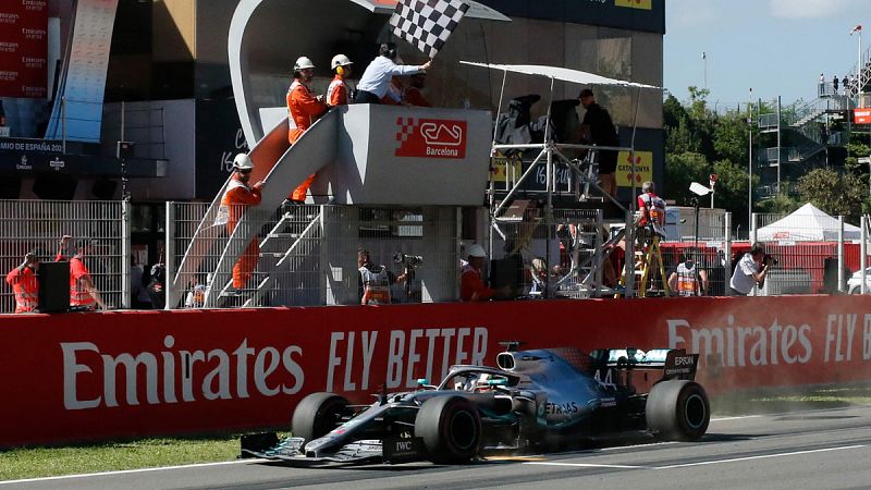 Hamilton gana en otro doblete de Mercedes y es líder; Sainz, octavo en España